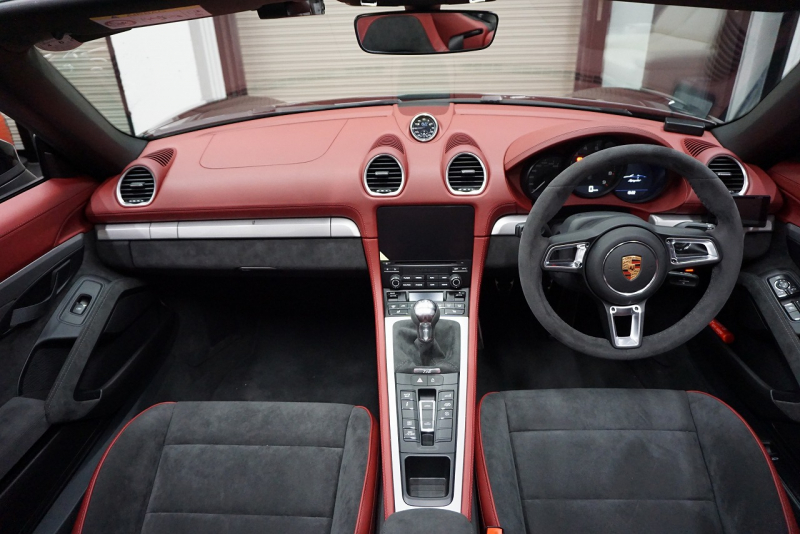 ポルシェ 718スパイダー Boxster Spyder  6MT スパイダークラシックインテリア LEDヘッドライト ブラック 中古車 中古車