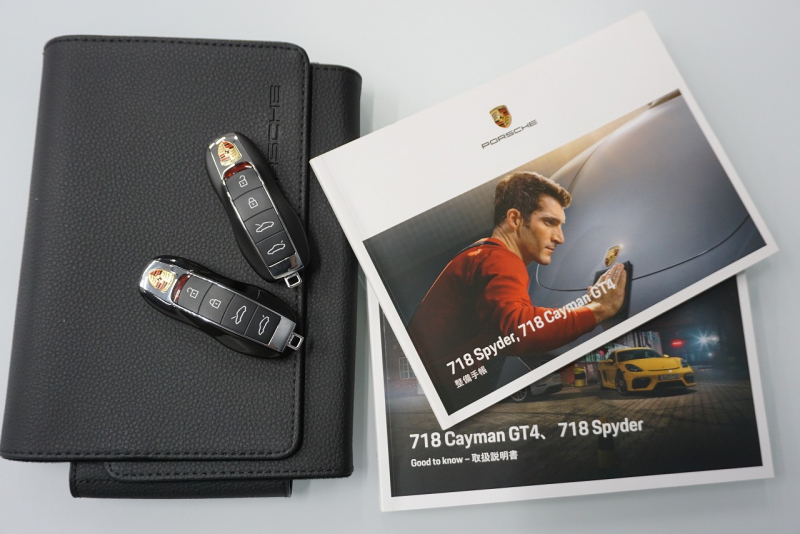 ポルシェ 718スパイダー Boxster Spyder  6MT スパイダークラシックインテリア LEDヘッドライト ブラック 中古車 中古車