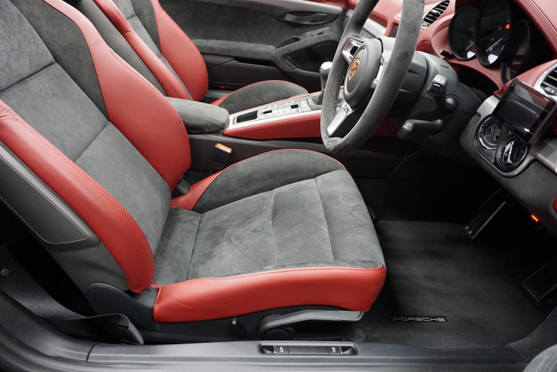 ポルシェ 718スパイダー Boxster Spyder  6MT スパイダークラシックインテリア LEDヘッドライト ブラック 中古車 中古車