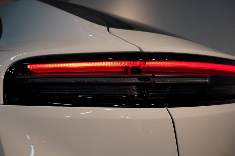 ポルシェ マカン 4 Electric 新型EVモデル ワンオーナー スポクロ OP20インチホイール パノラマルーフ 保証継承可 中古車 中古車