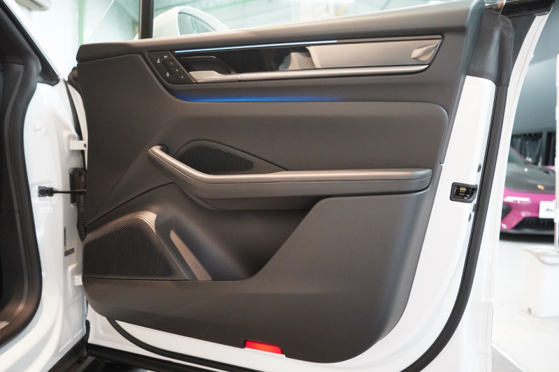 ポルシェ マカン 4 Electric 新型EVモデル ワンオーナー スポクロ OP20インチホイール パノラマルーフ 保証継承可 中古車 中古車