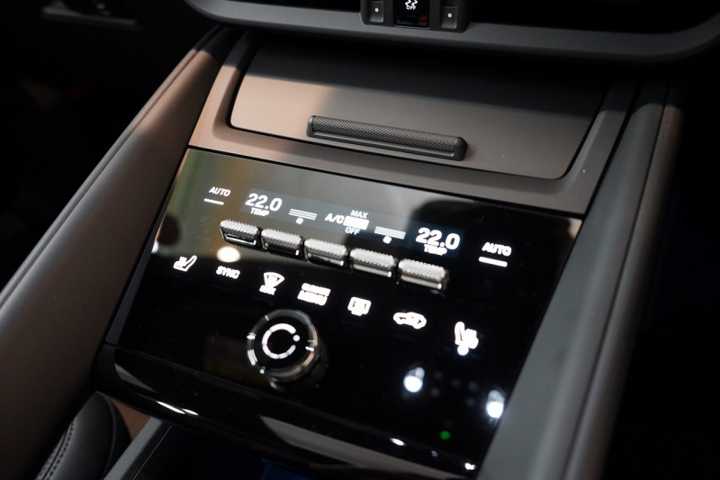 ポルシェ マカン 4 Electric 新型EVモデル ワンオーナー スポクロ OP20インチホイール パノラマルーフ 保証継承可 中古車 中古車