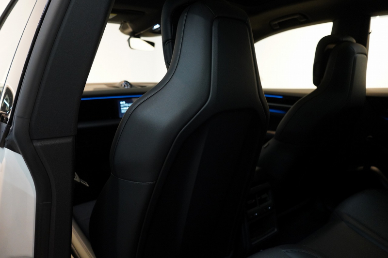 ポルシェ マカン 4 Electric 新型EVモデル ワンオーナー スポクロ OP20インチホイール パノラマルーフ 保証継承可 中古車 中古車