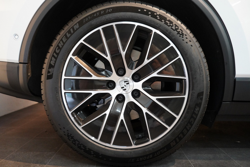 ポルシェ マカン 4 Electric 新型EVモデル ワンオーナー スポクロ OP20インチホイール パノラマルーフ 保証継承可 中古車 中古車