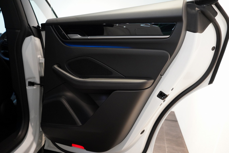 ポルシェ マカン 4 Electric 新型EVモデル ワンオーナー スポクロ OP20インチホイール パノラマルーフ 保証継承可 中古車 中古車