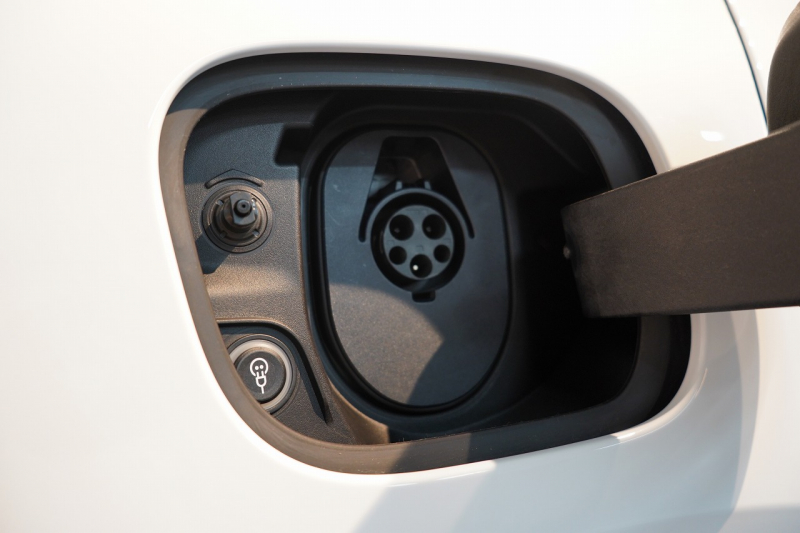 ポルシェ マカン 4 Electric 新型EVモデル ワンオーナー スポクロ OP20インチホイール パノラマルーフ 保証継承可 中古車 中古車