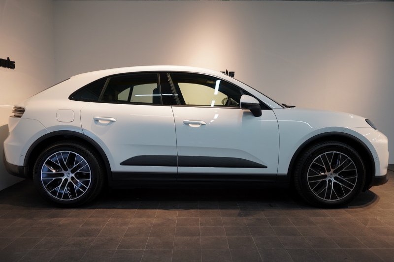 ポルシェ マカン 4 Electric 新型EVモデル ワンオーナー スポクロ OP20インチホイール パノラマルーフ 保証継承可 中古車 中古車