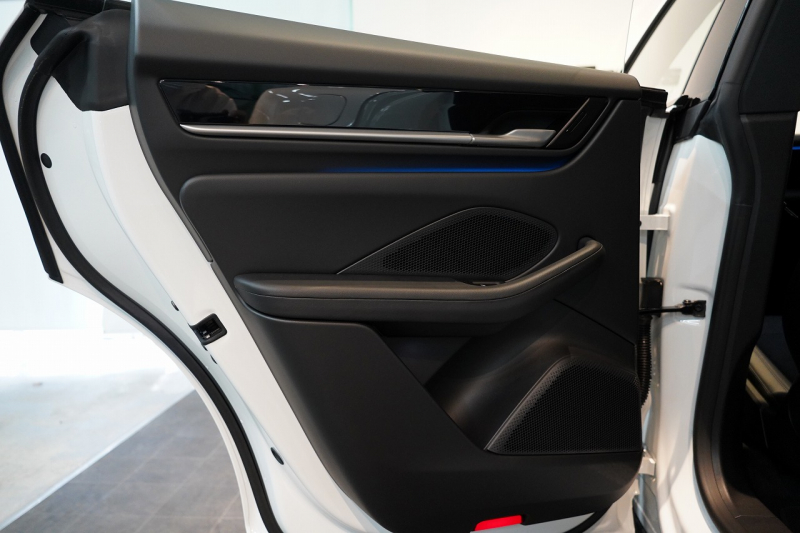 ポルシェ マカン 4 Electric 新型EVモデル ワンオーナー スポクロ OP20インチホイール パノラマルーフ 保証継承可 中古車 中古車