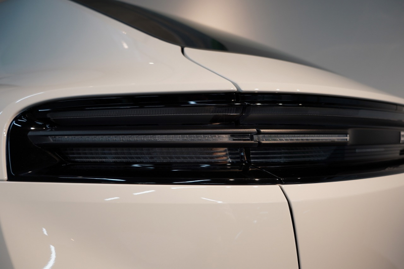 ポルシェ マカン 4 Electric 新型EVモデル ワンオーナー スポクロ OP20インチホイール パノラマルーフ 保証継承可 中古車 中古車