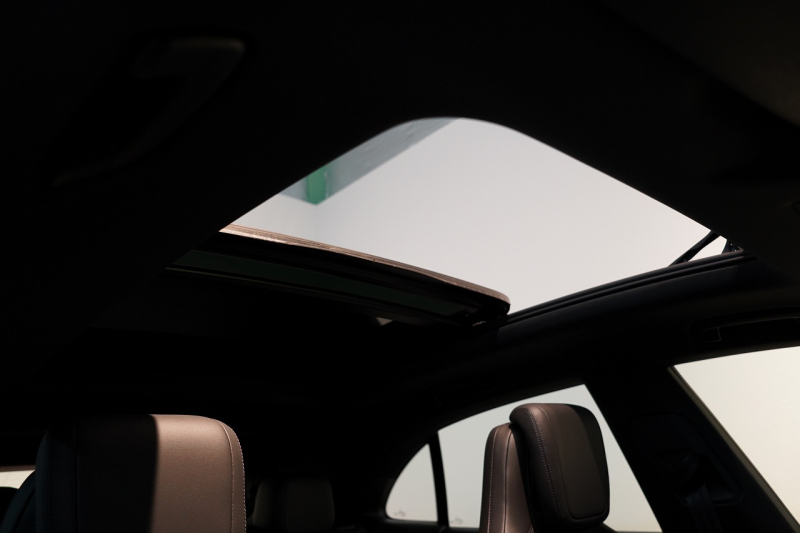 ポルシェ マカン 4 Electric 新型EVモデル ワンオーナー スポクロ OP20インチホイール パノラマルーフ 保証継承可 中古車 中古車