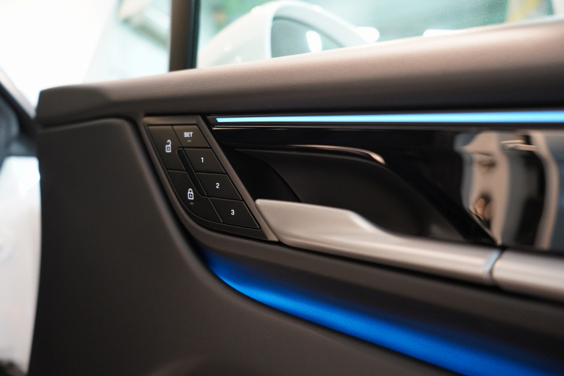 ポルシェ マカン 4 Electric 新型EVモデル ワンオーナー スポクロ OP20インチホイール パノラマルーフ 保証継承可 中古車 中古車