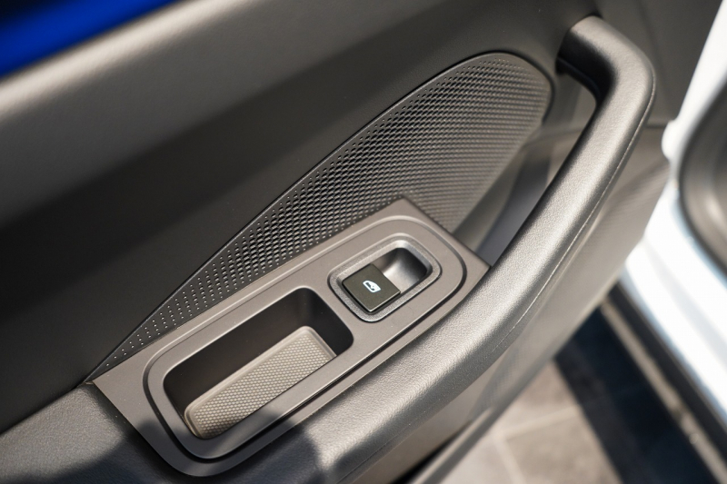 ポルシェ マカン 4 Electric 新型EVモデル ワンオーナー スポクロ OP20インチホイール パノラマルーフ 保証継承可 中古車 中古車