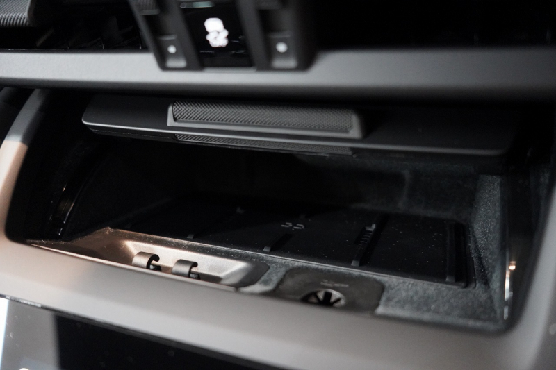 ポルシェ マカン 4 Electric 新型EVモデル ワンオーナー スポクロ OP20インチホイール パノラマルーフ 保証継承可 中古車 中古車