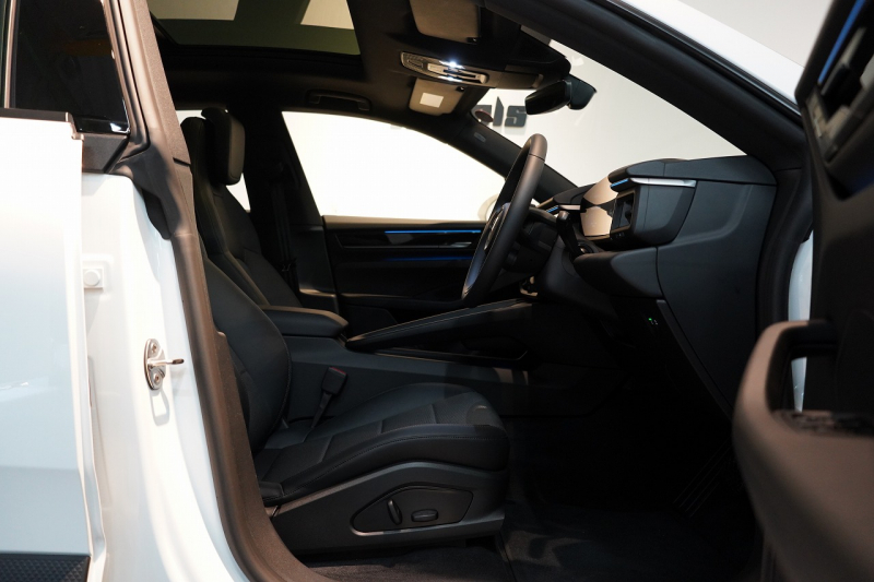 ポルシェ マカン 4 Electric 新型EVモデル ワンオーナー スポクロ OP20インチホイール パノラマルーフ 保証継承可 中古車 中古車