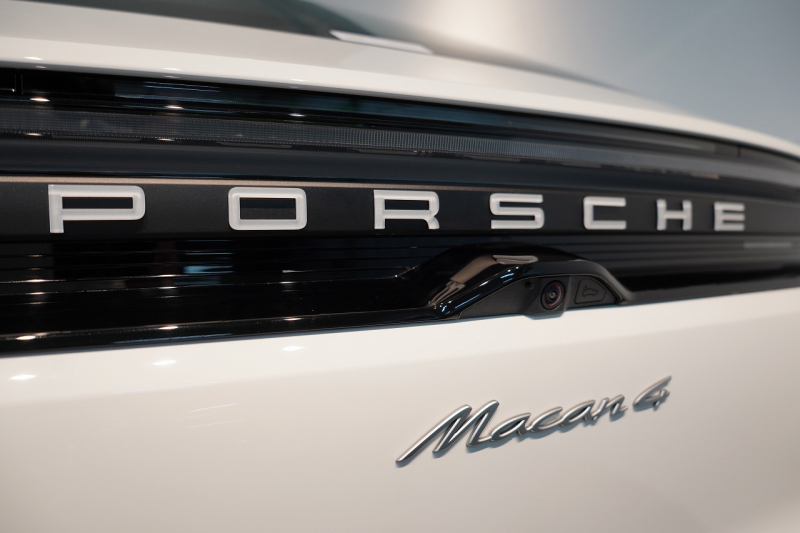 ポルシェ マカン 4 Electric 新型EVモデル ワンオーナー スポクロ OP20インチホイール パノラマルーフ 保証継承可 中古車 中古車