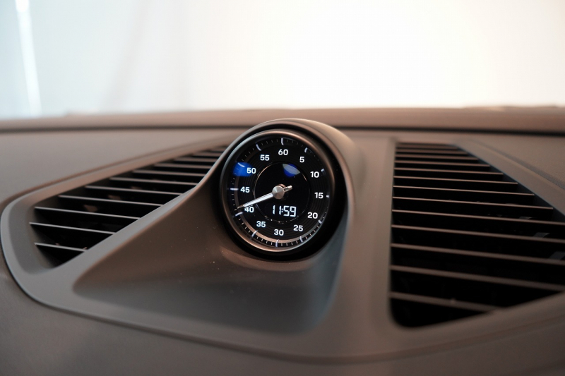 ポルシェ マカン 4 Electric 新型EVモデル ワンオーナー スポクロ OP20インチホイール パノラマルーフ 保証継承可 中古車 中古車