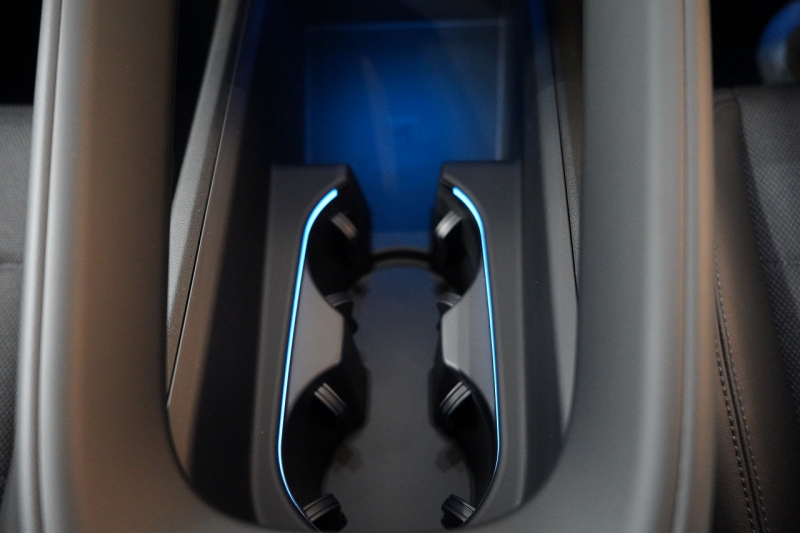 ポルシェ マカン 4 Electric 新型EVモデル ワンオーナー スポクロ OP20インチホイール パノラマルーフ 保証継承可 中古車 中古車