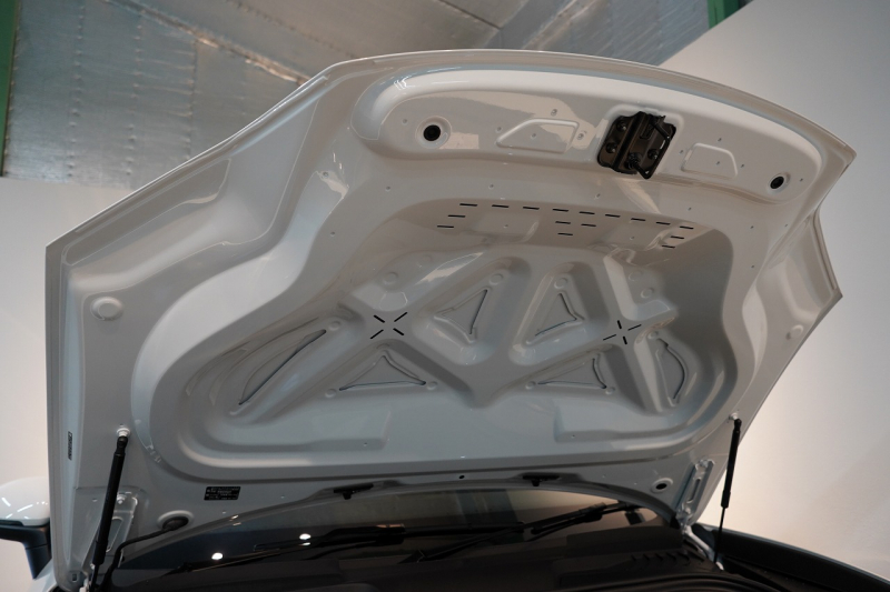 ポルシェ マカン 4 Electric 新型EVモデル ワンオーナー スポクロ OP20インチホイール パノラマルーフ 保証継承可 中古車 中古車