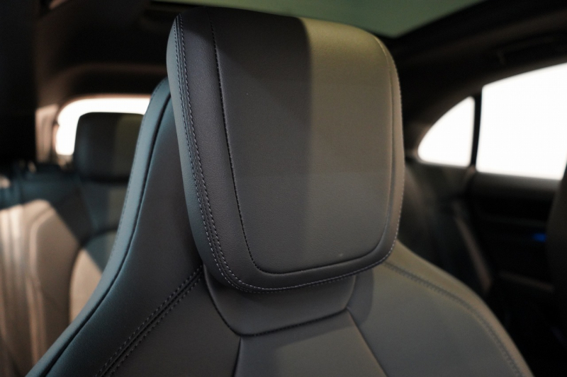 ポルシェ マカン 4 Electric 新型EVモデル ワンオーナー スポクロ OP20インチホイール パノラマルーフ 保証継承可 中古車 中古車