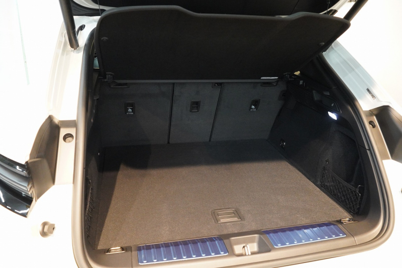 ポルシェ マカン 4 Electric 新型EVモデル ワンオーナー スポクロ OP20インチホイール パノラマルーフ 保証継承可 中古車 中古車