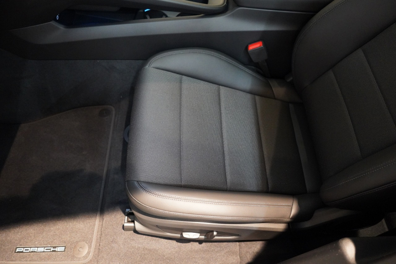 ポルシェ マカン 4 Electric 新型EVモデル ワンオーナー スポクロ OP20インチホイール パノラマルーフ 保証継承可 中古車 中古車