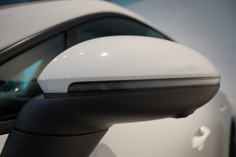 ポルシェ マカン 4 Electric 新型EVモデル ワンオーナー スポクロ OP20インチホイール パノラマルーフ 保証継承可 中古車 中古車