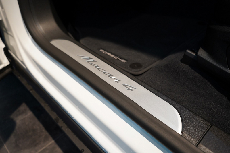 ポルシェ マカン 4 Electric 新型EVモデル ワンオーナー スポクロ OP20インチホイール パノラマルーフ 保証継承可 中古車 中古車