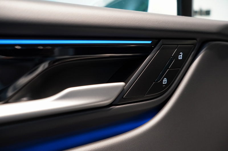 ポルシェ マカン 4 Electric 新型EVモデル ワンオーナー スポクロ OP20インチホイール パノラマルーフ 保証継承可 中古車 中古車