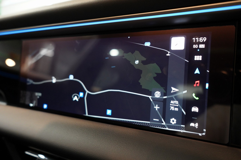 ポルシェ マカン 4 Electric 新型EVモデル ワンオーナー スポクロ OP20インチホイール パノラマルーフ 保証継承可 中古車 中古車