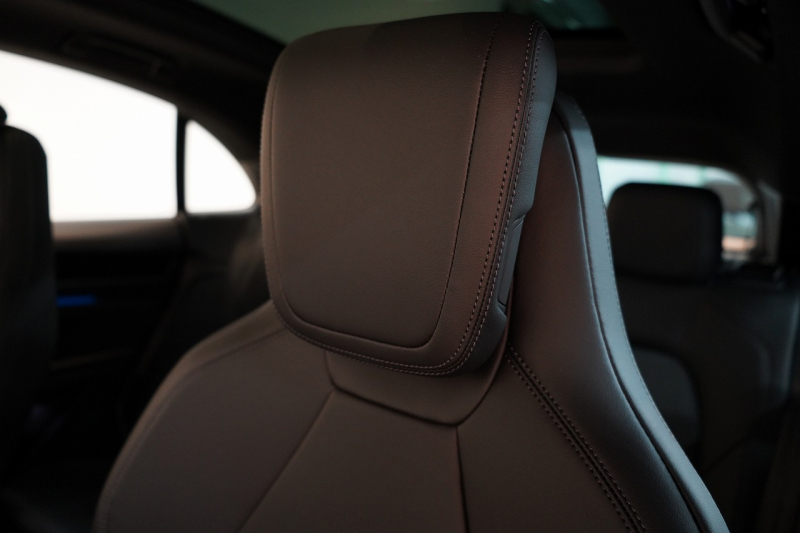 ポルシェ マカン 4 Electric 新型EVモデル ワンオーナー スポクロ OP20インチホイール パノラマルーフ 保証継承可 中古車 中古車