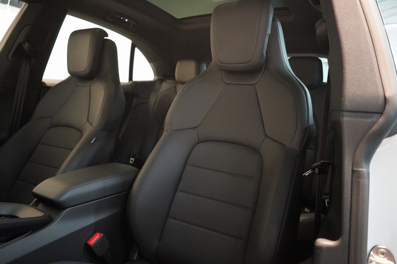 ポルシェ マカン 4 Electric 新型EVモデル ワンオーナー スポクロ OP20インチホイール パノラマルーフ 保証継承可 中古車 中古車