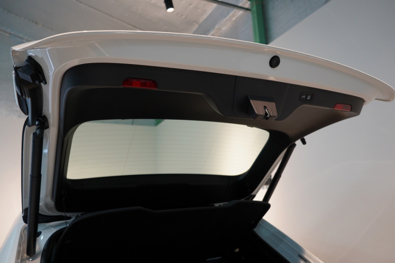 ポルシェ マカン 4 Electric 新型EVモデル ワンオーナー スポクロ OP20インチホイール パノラマルーフ 保証継承可 中古車 中古車