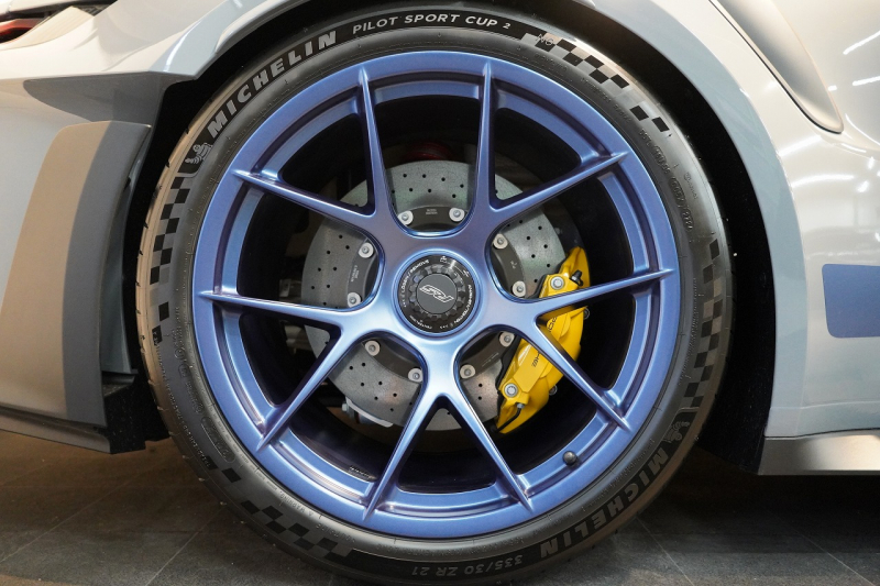 ポルシェ 911(Type992) GT3RS PDK ワンオーナー OP973 ヴァイザッハパッケージ PCCB Fリフト レザー×Race-Texインテリア 中古車 中古車