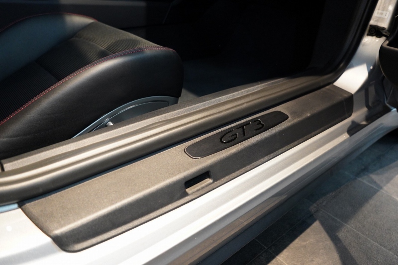 ポルシェ 911(Type991.2) GT3 Touring Package 6MT 左H ワンオーナー OP422 PCCB Fリフト レザーインテリア LEDヘッドライト スポクロ 中古車 中古車