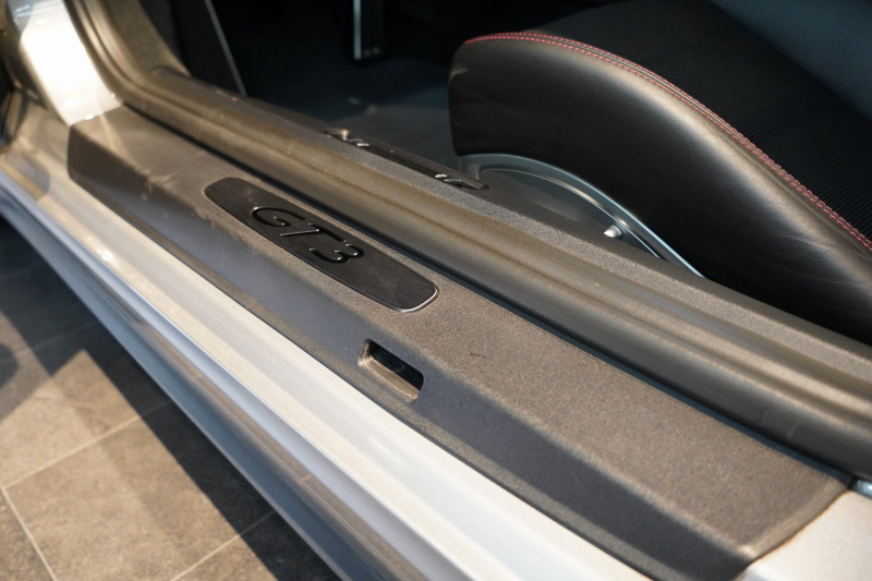 ポルシェ 911(Type991.2) GT3 Touring Package 6MT 左H ワンオーナー OP422 PCCB Fリフト レザーインテリア LEDヘッドライト スポクロ 中古車 中古車