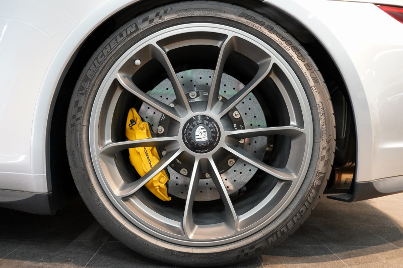 ポルシェ 911(Type991.2) GT3 Touring Package 6MT 左H ワンオーナー OP422 PCCB Fリフト レザーインテリア LEDヘッドライト スポクロ 中古車 中古車