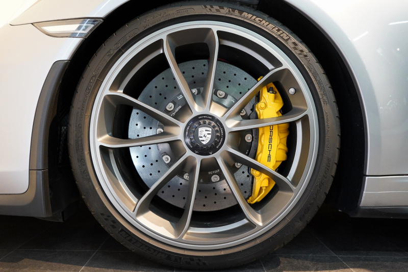 ポルシェ 911(Type991.2) GT3 Touring Package 6MT 左H ワンオーナー OP422 PCCB Fリフト レザーインテリア LEDヘッドライト スポクロ 中古車 中古車