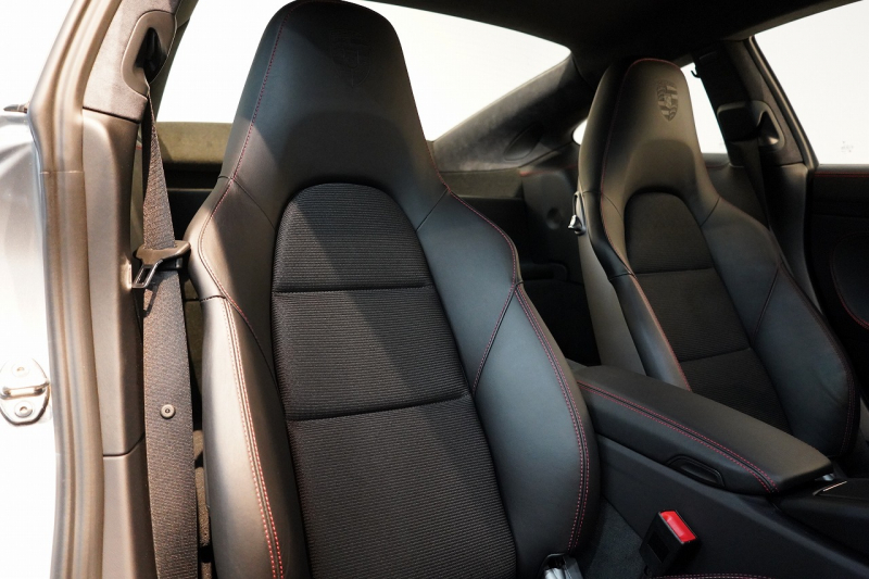 ポルシェ 911(Type991.2) GT3 Touring Package 6MT 左H ワンオーナー OP422 PCCB Fリフト レザーインテリア LEDヘッドライト スポクロ 中古車 中古車