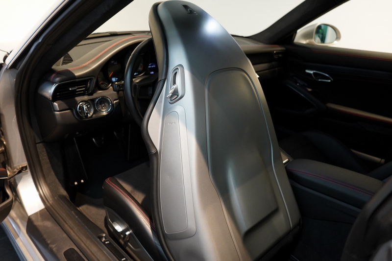 ポルシェ 911(Type991.2) GT3 Touring Package 6MT 左H ワンオーナー OP422 PCCB Fリフト レザーインテリア LEDヘッドライト スポクロ 中古車 中古車