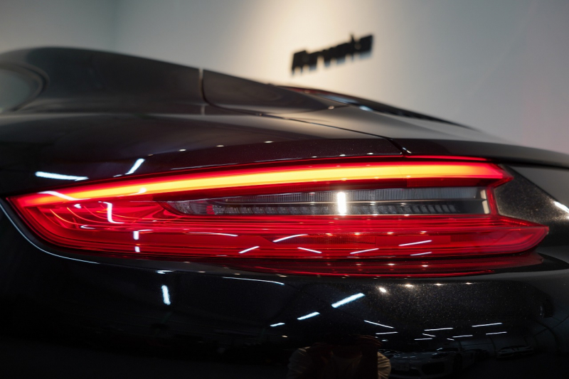 ポルシェ 911(Type991.2) Carrera 7MT スポーツクロノ スポーツテールパイプ ジェットブラック パークアシスト付リバーシングカメラ 中古車 中古車