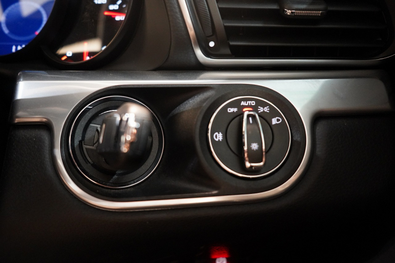 ポルシェ 911(Type991.2) Carrera 7MT スポーツクロノ スポーツテールパイプ ジェットブラック パークアシスト付リバーシングカメラ 中古車 中古車