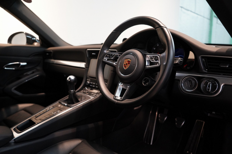 ポルシェ 911(Type991.2) Carrera 7MT スポーツクロノ スポーツテールパイプ ジェットブラック パークアシスト付リバーシングカメラ 中古車 中古車