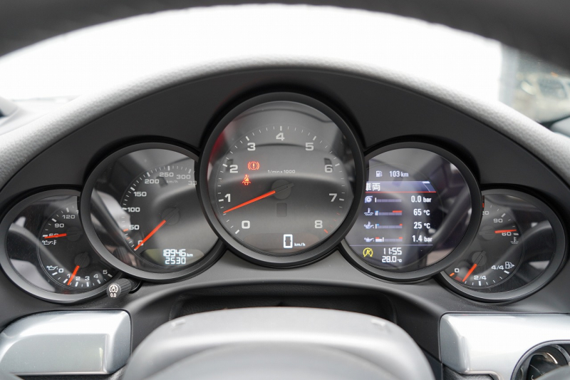 ポルシェ 911(Type991.2) Carrera 7MT スポーツクロノ スポーツテールパイプ ジェットブラック パークアシスト付リバーシングカメラ 中古車 中古車