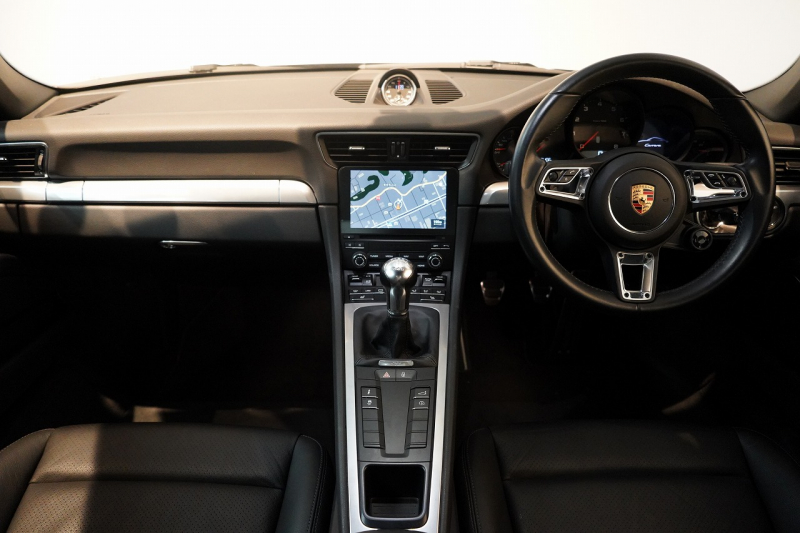 ポルシェ 911(Type991.2) Carrera 7MT スポーツクロノ スポーツテールパイプ ジェットブラック パークアシスト付リバーシングカメラ 中古車 中古車