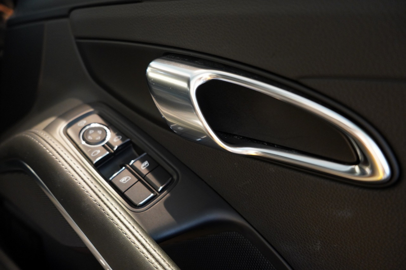 ポルシェ 911(Type991.2) Carrera 7MT スポーツクロノ スポーツテールパイプ ジェットブラック パークアシスト付リバーシングカメラ 中古車 中古車