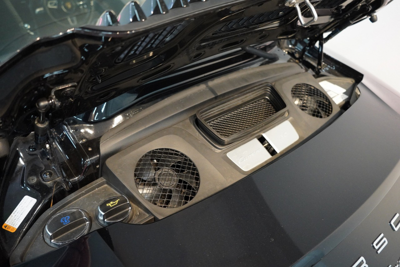 ポルシェ 911(Type991.2) Carrera 7MT スポーツクロノ スポーツテールパイプ ジェットブラック パークアシスト付リバーシングカメラ 中古車 中古車