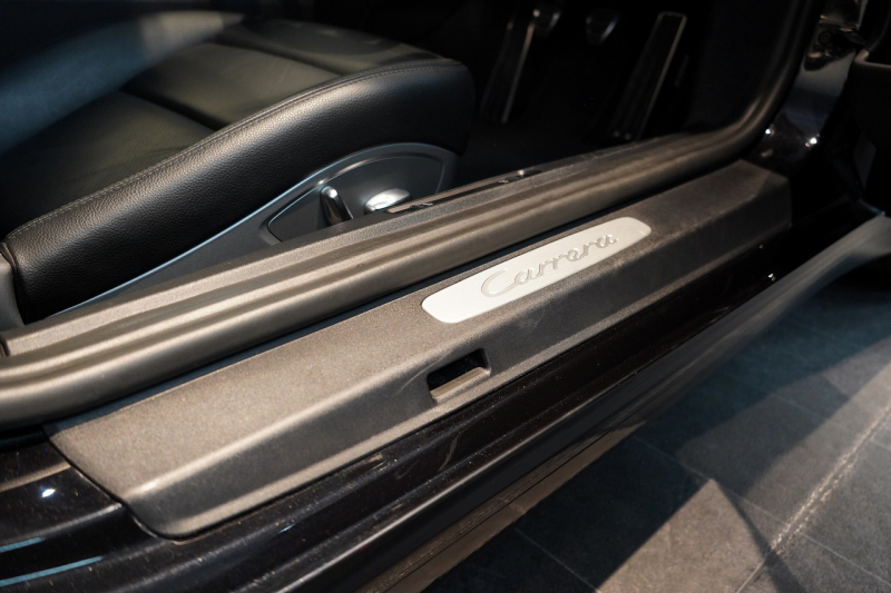 ポルシェ 911(Type991.2) Carrera 7MT スポーツクロノ スポーツテールパイプ ジェットブラック パークアシスト付リバーシングカメラ 中古車 中古車