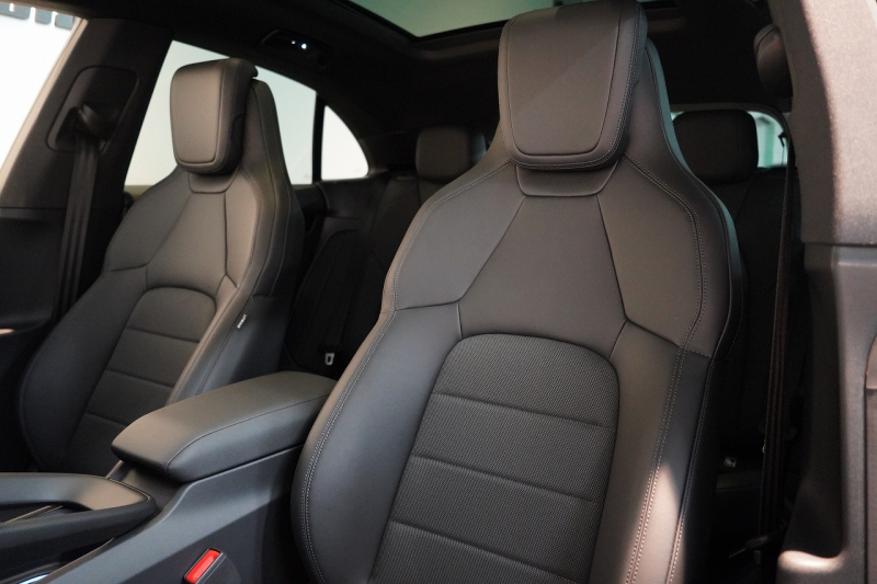 ポルシェ マカン Electric 新型EVモデル ワンオーナー スポクロ OP21インチホイール パノラマルーフ 保証継承可 中古車 中古車