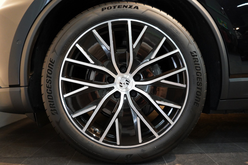 ポルシェ マカン Electric 新型EVモデル ワンオーナー スポクロ OP21インチホイール パノラマルーフ 保証継承可 中古車 中古車