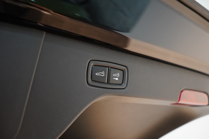 ポルシェ マカン Electric 新型EVモデル ワンオーナー スポクロ OP21インチホイール パノラマルーフ 保証継承可 中古車 中古車